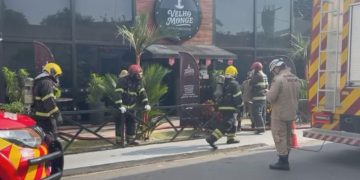 Fogo se espalha rapidamente e compromete estrutura de restaurante no Parque Dez