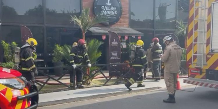 Fogo se espalha rapidamente e compromete estrutura de restaurante no Parque Dez