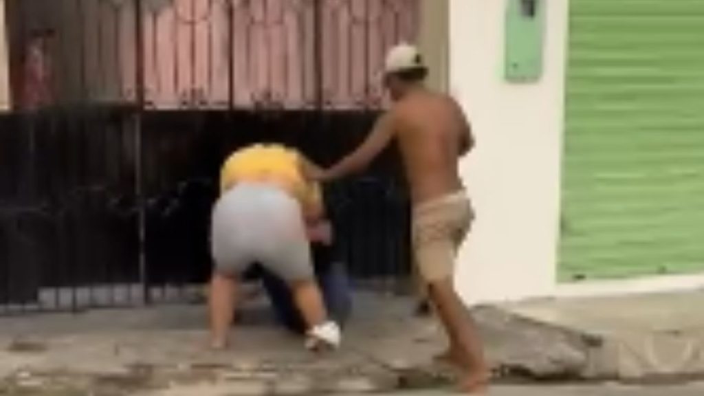 Vídeo: Estudante de 16 anos é at4cad4 por duas pessoas adultas no meio da rua em Manaus