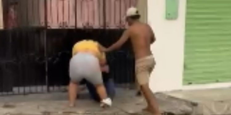 Vídeo: Estudante de 16 anos é at4cad4 por duas pessoas adultas no meio da rua em Manaus