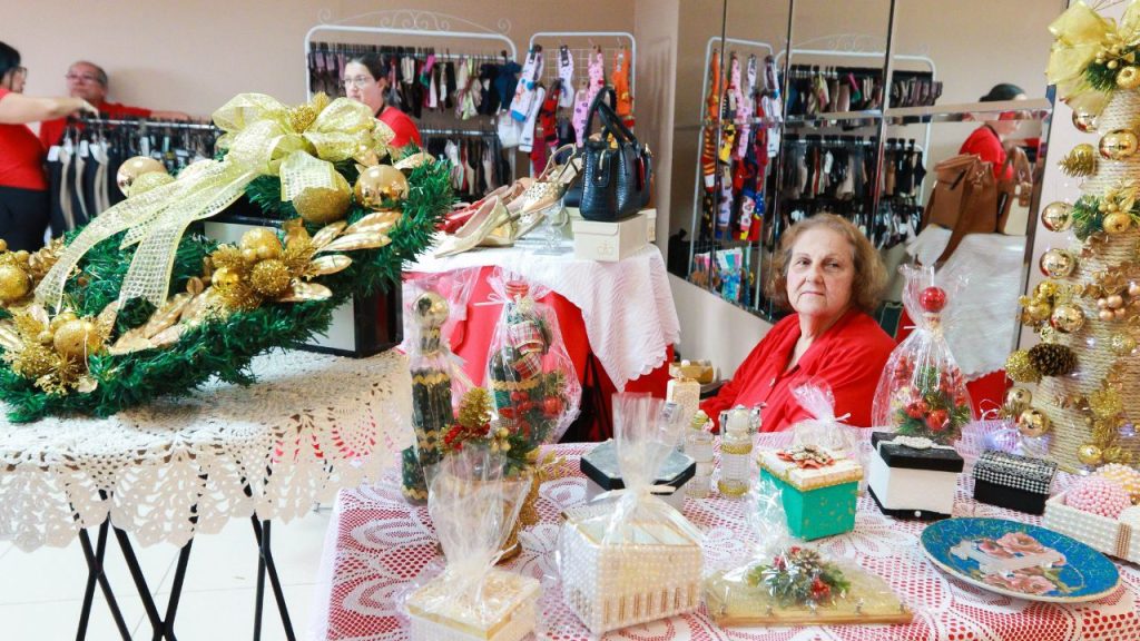 A Câmara Municipal de Manaus (CMM) iniciou, nesta segunda-feira (24 de novembro), o primeiro Bazar ‘Encantos de Natal’, que integra servidores, aposentados e parceiros da Casa. A atividade segue até esta quarta-feira (26 de novembro). A iniciativa foi pensada e idealizada pela gestão da Casa com o objetivo de gerar renda extra para os participantes, em um clima de alegria e interação. A Casa Legislativa manauara apoia o empreendedorismo em ações recorrentes de incentivo, mas pela primeira vez idealiza um projeto continuado. Segundo a diretora do cerimonial da CMM, Ieda Frota, a ação deve ser perpetuada para o futuro, levando a felicidade natalina para os anos seguintes. “Queremos que esse projeto alavanque, vá avante, e nós só temos a agradecer ao nosso presidente por esse momento”, revelou a diretora do cerimonial da CMM. A diretora-geral da CMM, Elane Alves, explicou que os valores natalinos são perseguidos pela Casa durante todo o ano, dessa forma as atividades de natal são apenas um reflexo dessa prática. “Natal nós sabemos que é um tempo de celebração, de união, parceria e amor, então é isso que buscamos todos os dias nas dependências da Câmara, esse elo, e por isso que as diretorias projetaram esse momento para unir mais a todos”, relata a diretora Elane. Foi com esse ideal de celebração que a servidora Eliana Rocha afirmou se sentir honrada por participar deste acontecimento, expondo seus produtos natalinos artesanais, como guirlandas e mini árvores . “É uma gratificação para possamos mostrar o que sabemos fazer, como servidora da casa há 40 anos é um privilégio participar quando estou prestes a me aposentar”, conta Eliana. Câmara Municipal de Manaus realiza primeira edição do bazar ‘Encantos de Natal’