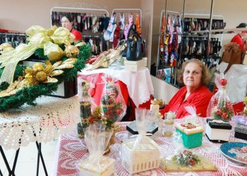 A Câmara Municipal de Manaus (CMM) iniciou, nesta segunda-feira (24 de novembro), o primeiro Bazar ‘Encantos de Natal’, que integra servidores, aposentados e parceiros da Casa. A atividade segue até esta quarta-feira (26 de novembro). A iniciativa foi pensada e idealizada pela gestão da Casa com o objetivo de gerar renda extra para os participantes, em um clima de alegria e interação. A Casa Legislativa manauara apoia o empreendedorismo em ações recorrentes de incentivo, mas pela primeira vez idealiza um projeto continuado. Segundo a diretora do cerimonial da CMM, Ieda Frota, a ação deve ser perpetuada para o futuro, levando a felicidade natalina para os anos seguintes. “Queremos que esse projeto alavanque, vá avante, e nós só temos a agradecer ao nosso presidente por esse momento”, revelou a diretora do cerimonial da CMM. A diretora-geral da CMM, Elane Alves, explicou que os valores natalinos são perseguidos pela Casa durante todo o ano, dessa forma as atividades de natal são apenas um reflexo dessa prática. “Natal nós sabemos que é um tempo de celebração, de união, parceria e amor, então é isso que buscamos todos os dias nas dependências da Câmara, esse elo, e por isso que as diretorias projetaram esse momento para unir mais a todos”, relata a diretora Elane. Foi com esse ideal de celebração que a servidora Eliana Rocha afirmou se sentir honrada por participar deste acontecimento, expondo seus produtos natalinos artesanais, como guirlandas e mini árvores . “É uma gratificação para possamos mostrar o que sabemos fazer, como servidora da casa há 40 anos é um privilégio participar quando estou prestes a me aposentar”, conta Eliana. Câmara Municipal de Manaus realiza primeira edição do bazar ‘Encantos de Natal’
