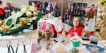 A Câmara Municipal de Manaus (CMM) iniciou, nesta segunda-feira (24 de novembro), o primeiro Bazar ‘Encantos de Natal’, que integra servidores, aposentados e parceiros da Casa. A atividade segue até esta quarta-feira (26 de novembro). A iniciativa foi pensada e idealizada pela gestão da Casa com o objetivo de gerar renda extra para os participantes, em um clima de alegria e interação. A Casa Legislativa manauara apoia o empreendedorismo em ações recorrentes de incentivo, mas pela primeira vez idealiza um projeto continuado. Segundo a diretora do cerimonial da CMM, Ieda Frota, a ação deve ser perpetuada para o futuro, levando a felicidade natalina para os anos seguintes. “Queremos que esse projeto alavanque, vá avante, e nós só temos a agradecer ao nosso presidente por esse momento”, revelou a diretora do cerimonial da CMM. A diretora-geral da CMM, Elane Alves, explicou que os valores natalinos são perseguidos pela Casa durante todo o ano, dessa forma as atividades de natal são apenas um reflexo dessa prática. “Natal nós sabemos que é um tempo de celebração, de união, parceria e amor, então é isso que buscamos todos os dias nas dependências da Câmara, esse elo, e por isso que as diretorias projetaram esse momento para unir mais a todos”, relata a diretora Elane. Foi com esse ideal de celebração que a servidora Eliana Rocha afirmou se sentir honrada por participar deste acontecimento, expondo seus produtos natalinos artesanais, como guirlandas e mini árvores . “É uma gratificação para possamos mostrar o que sabemos fazer, como servidora da casa há 40 anos é um privilégio participar quando estou prestes a me aposentar”, conta Eliana. Câmara Municipal de Manaus realiza primeira edição do bazar ‘Encantos de Natal’
