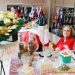 A Câmara Municipal de Manaus (CMM) iniciou, nesta segunda-feira (24 de novembro), o primeiro Bazar ‘Encantos de Natal’, que integra servidores, aposentados e parceiros da Casa. A atividade segue até esta quarta-feira (26 de novembro). A iniciativa foi pensada e idealizada pela gestão da Casa com o objetivo de gerar renda extra para os participantes, em um clima de alegria e interação. A Casa Legislativa manauara apoia o empreendedorismo em ações recorrentes de incentivo, mas pela primeira vez idealiza um projeto continuado. Segundo a diretora do cerimonial da CMM, Ieda Frota, a ação deve ser perpetuada para o futuro, levando a felicidade natalina para os anos seguintes. “Queremos que esse projeto alavanque, vá avante, e nós só temos a agradecer ao nosso presidente por esse momento”, revelou a diretora do cerimonial da CMM. A diretora-geral da CMM, Elane Alves, explicou que os valores natalinos são perseguidos pela Casa durante todo o ano, dessa forma as atividades de natal são apenas um reflexo dessa prática. “Natal nós sabemos que é um tempo de celebração, de união, parceria e amor, então é isso que buscamos todos os dias nas dependências da Câmara, esse elo, e por isso que as diretorias projetaram esse momento para unir mais a todos”, relata a diretora Elane. Foi com esse ideal de celebração que a servidora Eliana Rocha afirmou se sentir honrada por participar deste acontecimento, expondo seus produtos natalinos artesanais, como guirlandas e mini árvores . “É uma gratificação para possamos mostrar o que sabemos fazer, como servidora da casa há 40 anos é um privilégio participar quando estou prestes a me aposentar”, conta Eliana. Câmara Municipal de Manaus realiza primeira edição do bazar ‘Encantos de Natal’