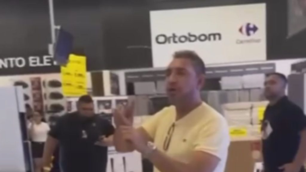 No Carrefour de Flores, homem faz confusão após ter troca de TV com defeito negada; vídeo