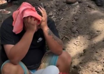 Pai entra na cova do filho ating1do por uma caçamba de lixo e cena comove; veja