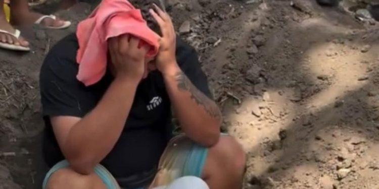 Pai entra na cova do filho ating1do por uma caçamba de lixo e cena comove; veja