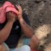 Pai entra na cova do filho ating1do por uma caçamba de lixo e cena comove; veja