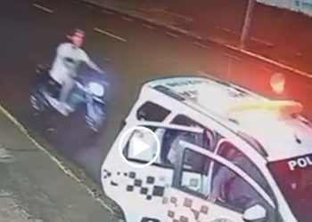 Azar dobrado: jovem cai de moto e bate direto em carro da Polícia Militar; veja o vídeo