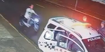 Azar dobrado: jovem cai de moto e bate direto em carro da Polícia Militar; veja o vídeo