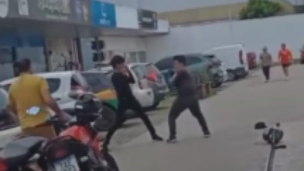 Vídeo: Brig4 entre dois entregadores causa tumulto em posto na zona norte de Manaus