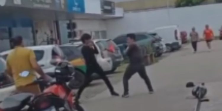 Vídeo: Brig4 entre dois entregadores causa tumulto em posto na zona norte de Manaus