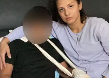 Aluno de 9 anos perde dois dedos após colegas fecharem porta sobre sua mão em escola