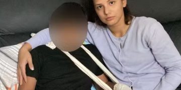 Aluno de 9 anos perde dois dedos após colegas fecharem porta sobre sua mão em escola