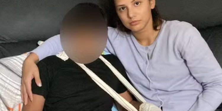 Aluno de 9 anos perde dois dedos após colegas fecharem porta sobre sua mão em escola