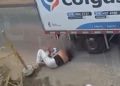 Queda de mãe com filho por pouco não termina em atr0pel4ment0 por caminhão; vídeo