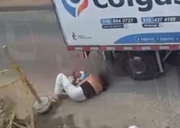 Queda de mãe com filho por pouco não termina em atr0pel4ment0 por caminhão; vídeo