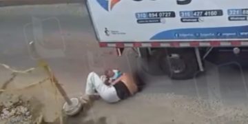 Queda de mãe com filho por pouco não termina em atr0pel4ment0 por caminhão; vídeo