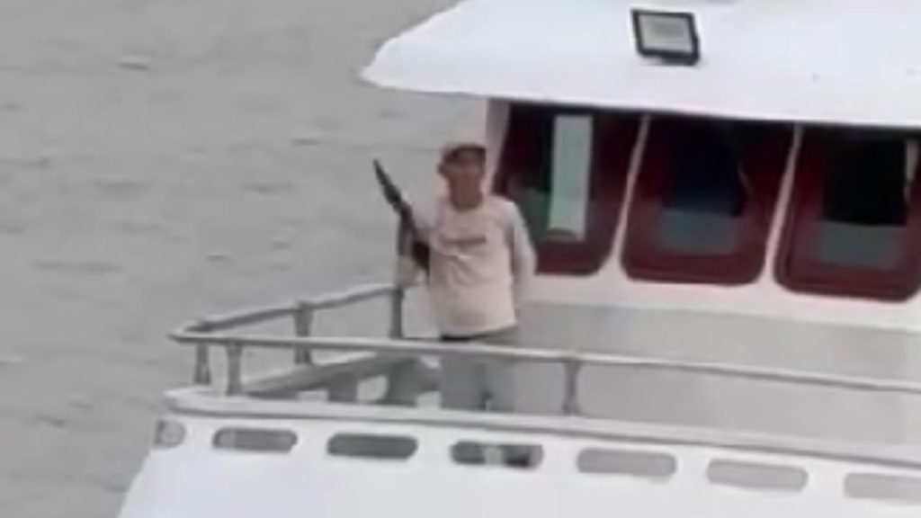 Vídeo: Homem com espingarda ame4ça moradores e atir4 em porto flutuante de Manicoré