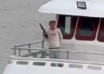 Vídeo: Homem com espingarda ame4ça moradores e atir4 em porto flutuante de Manicoré