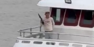 Vídeo: Homem com espingarda ame4ça moradores e atir4 em porto flutuante de Manicoré
