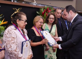 Presidente Roberto Cidade outorga a ‘Medalha de Mérito Hamilton Cidade’ para 93 servidores aposentados do Legislativo Estadual