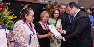 Presidente Roberto Cidade outorga a ‘Medalha de Mérito Hamilton Cidade’ para 93 servidores aposentados do Legislativo Estadual