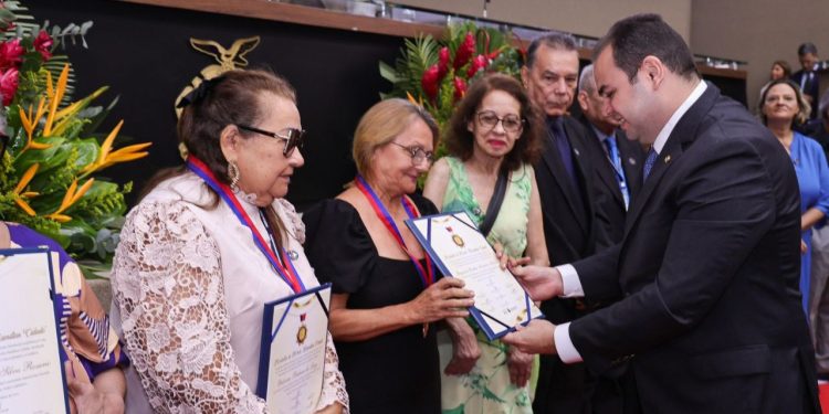 Presidente Roberto Cidade outorga a ‘Medalha de Mérito Hamilton Cidade’ para 93 servidores aposentados do Legislativo Estadual