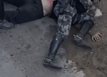 Homem viraliza ao ser preso usando calcinha rosa; veja o vídeo