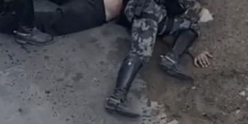 Homem viraliza ao ser preso usando calcinha rosa; veja o vídeo