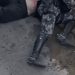 Homem viraliza ao ser preso usando calcinha rosa; veja o vídeo