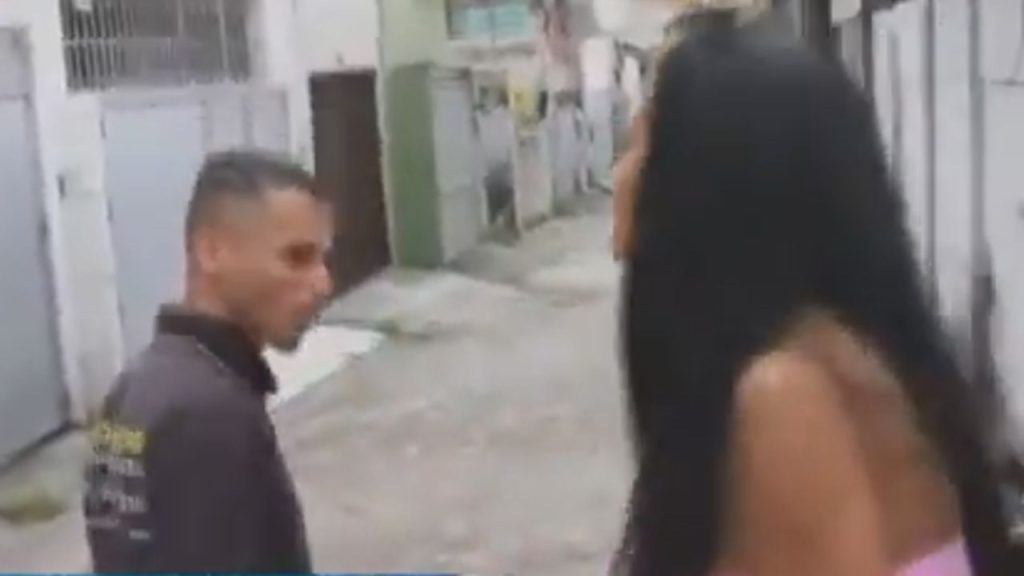 Vídeo: Em transmissão ao vivo, homem ame4ç4 grávida com faca após discussã0 por móvel com defeito
