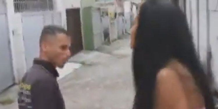 Vídeo: Em transmissão ao vivo, homem ame4ç4 grávida com faca após discussã0 por móvel com defeito