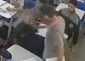 Vídeo mostra professor dando diversos t4pas em estudante durante aula