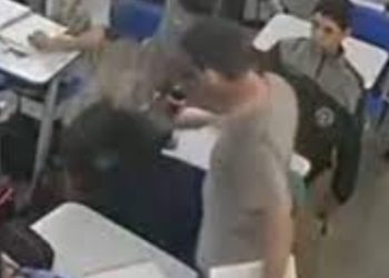Vídeo mostra professor dando diversos t4pas em estudante durante aula