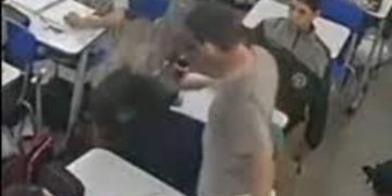 Vídeo mostra professor dando diversos t4pas em estudante durante aula