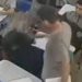 Vídeo mostra professor dando diversos t4pas em estudante durante aula
