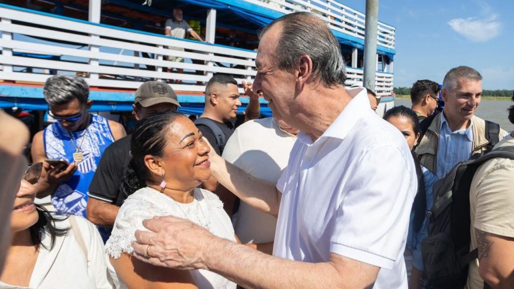 Omar Aziz reforça compromisso com o interior durante visita a Beruri