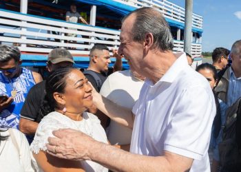 Omar Aziz reforça compromisso com o interior durante visita a Beruri