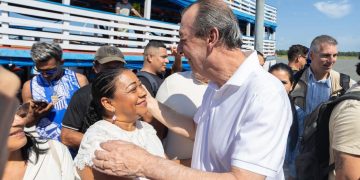 Omar Aziz reforça compromisso com o interior durante visita a Beruri