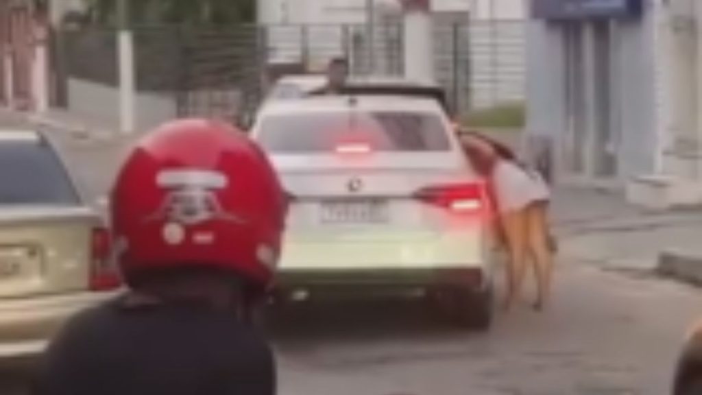 'Desceu o marido': Disputa por mulher vira tumulto na porta de casa noturna; vídeo