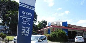 Esposa se defende do marido em Manaus e dá uma est0cada no peito dele