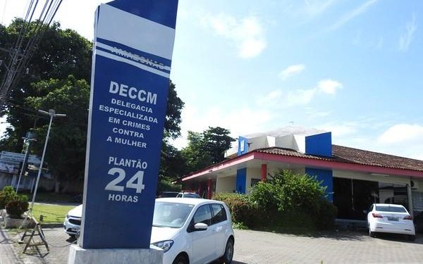 Esposa se defende do marido em Manaus e dá uma est0cada no peito dele