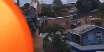 Vídeo: Durante o jogo do Flamengo, homem é filmado at1rand0 para o alto na Compensa