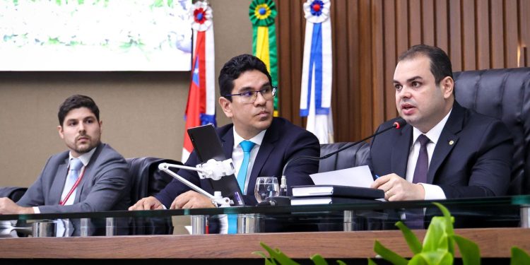 Presidente Roberto Cidade comanda votação que aprovou a LOA 2026, com orçamento superior a R$ 38 bilhões