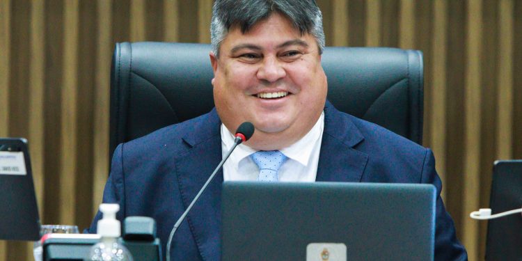 Presidente David Reis anuncia data de pagamento da segunda parcela do 13º e do abono natalino aos servidores da CMM