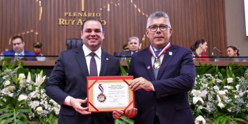 Sob comando do presidente Roberto Cidade, 26 personalidades recebem a Medalha da Ordem do Mérito Legislativo na Aleam