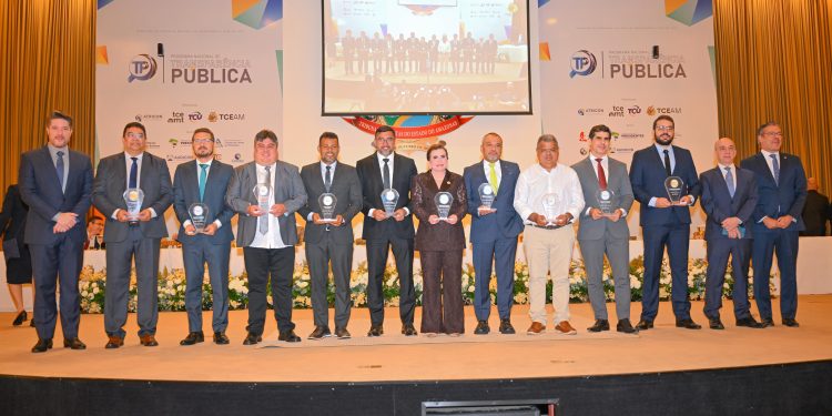 Presidente David Reis participa de solenidade do TCE-AM que oficializa entrega do Selo Prata à CMM