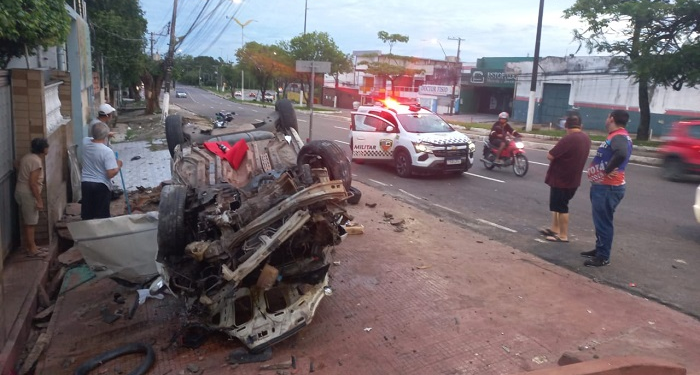 Três pessoas ficam f3ridas após carro cap0tar e pegar f0g0 no Boulevard Álvaro Maia
