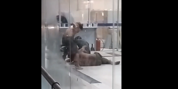 Vídeo: Ao som de música natalina, homens vão pra p0rrad@ por garrafa de cachaça dentro de agência em Manacapuru